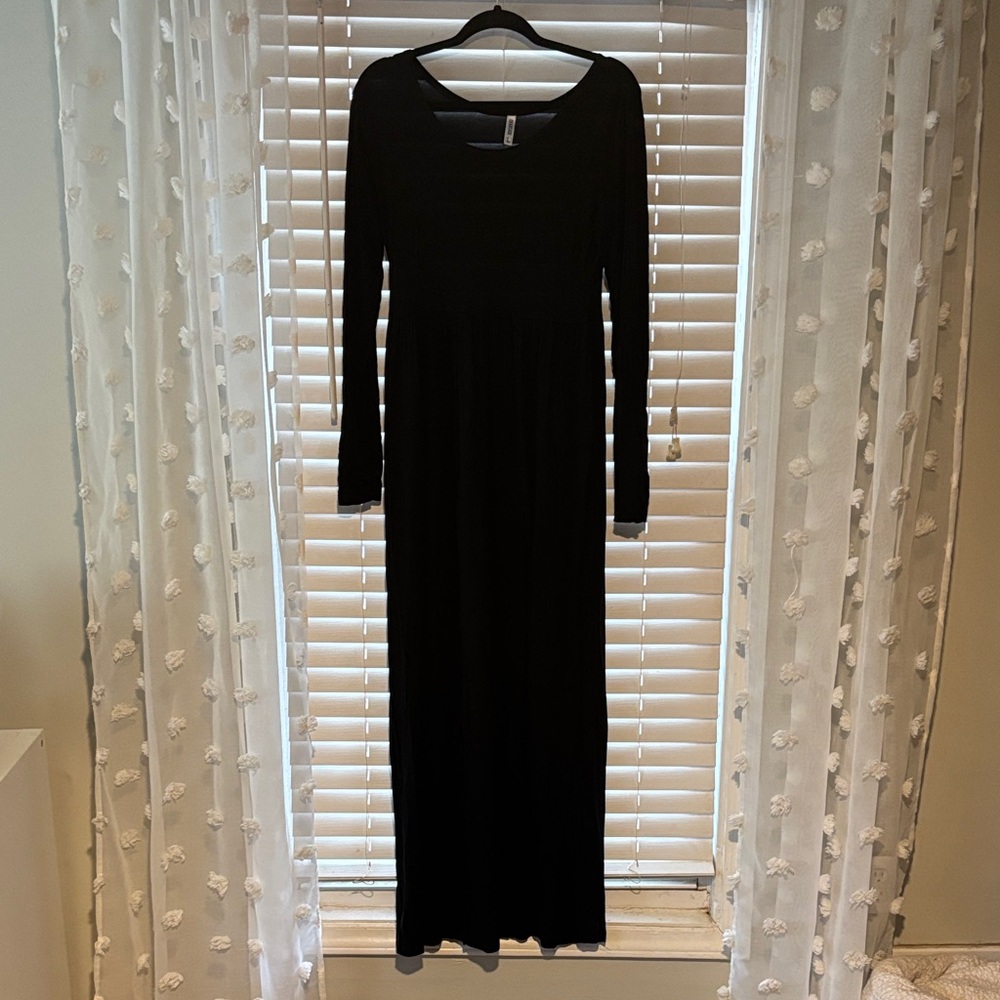 Classic Long Sleeve Black Maxi Dress - Women's